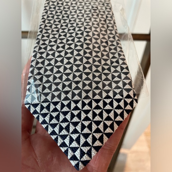 Brand-new Charles Tyrwhitt Handmade Luxury Tie - Picture 4 of 5